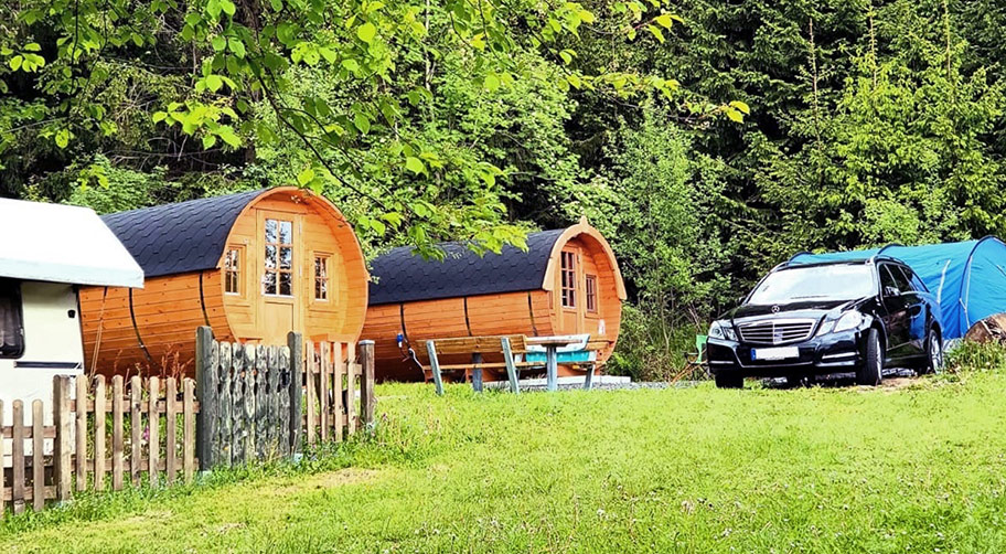 Die Campingfässer auf dem idyllischen Campingplatz Prahljust