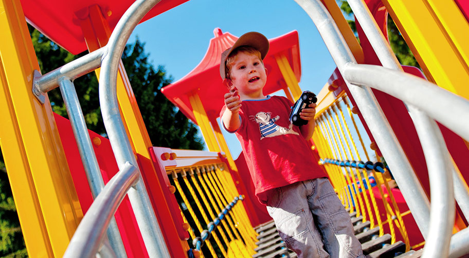 Ein KindEin Kind erfreut sich an den Spielgeräten auf dem Campingplatz