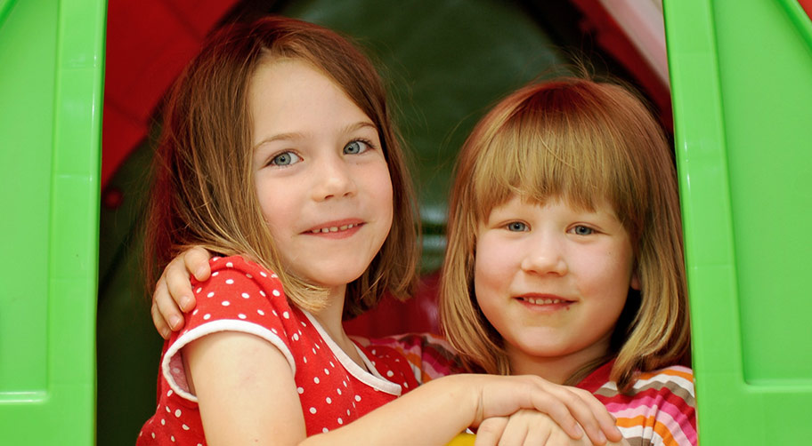 Nahaufnahme von zwei Kindern