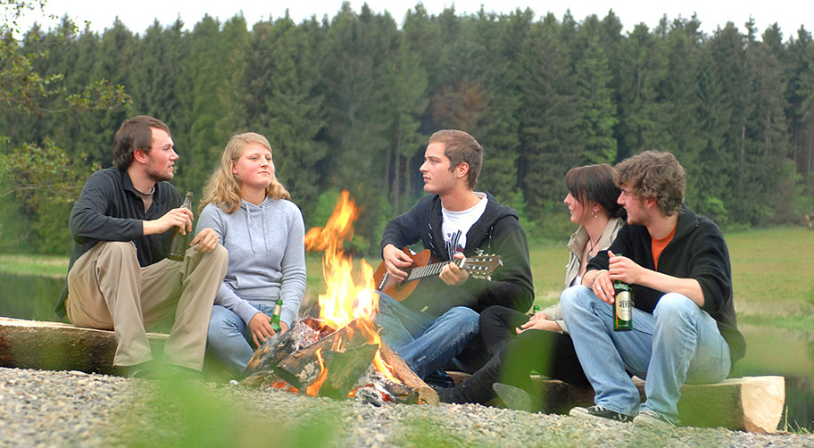 Junge Menschen am Lagerfeuer