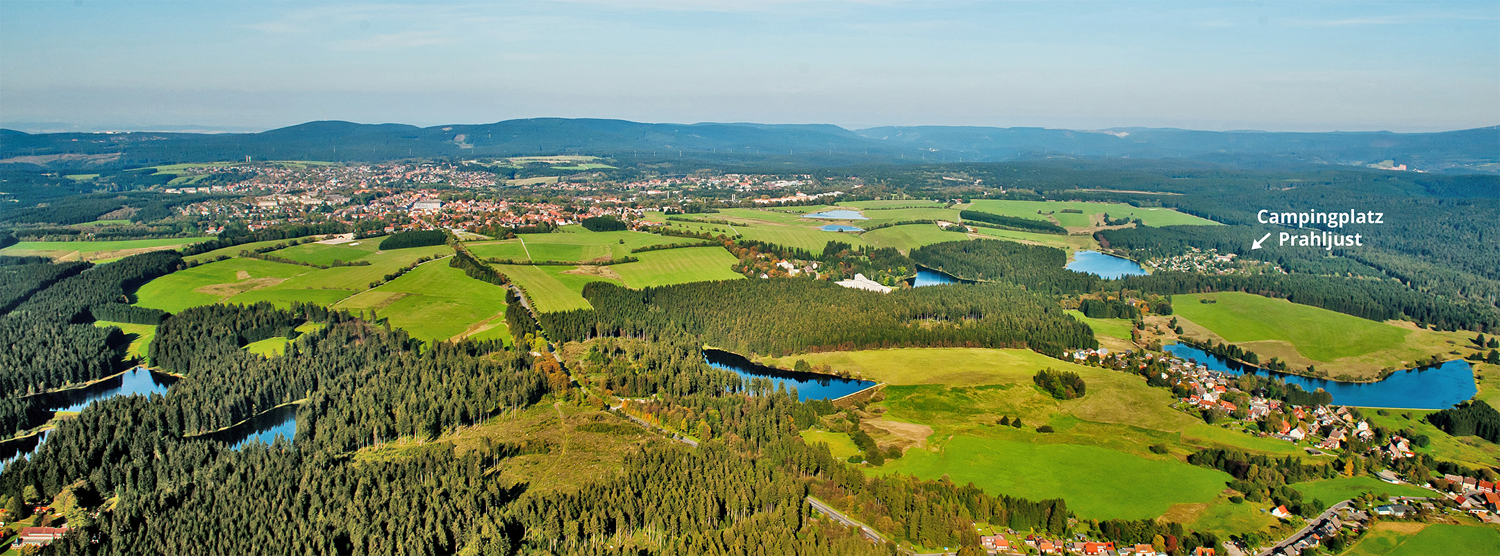 Panoramabild Luftaufnahme bei Clausthal-Zellerfeld im Oberharz mit Campingplatz Prahljust