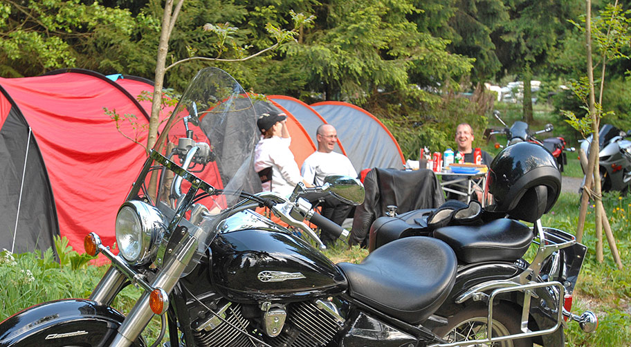 Auch Motorrad-Fahrer zelten gerne auf dem Campingplatz