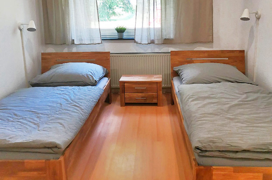 Das Kinderzimmer mit zwei Betten in der Ferienwohnung